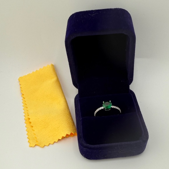 Genuine Emerald Solitaire Ring Pave’ Side Stones 1 ct NIB Size 7 - Picture 6 of 14